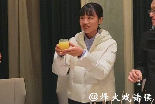 张水华在酒桌前腼腆甚至社恐，与所有人都格格不入：我不太会说话